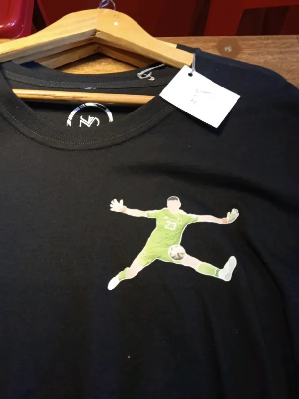 remera negra dibu martinez xl