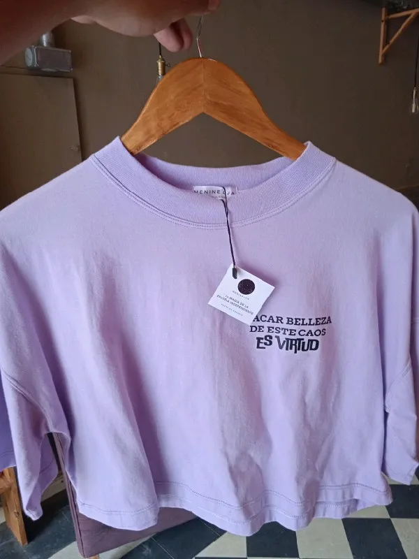 Remera corta con manga violeta