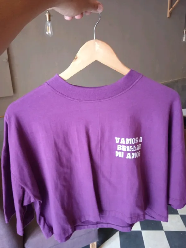 Remera corta con mangas lila