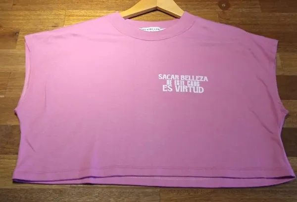 Remera rosa sin mangas "sacar belleza de este caos es virtud"