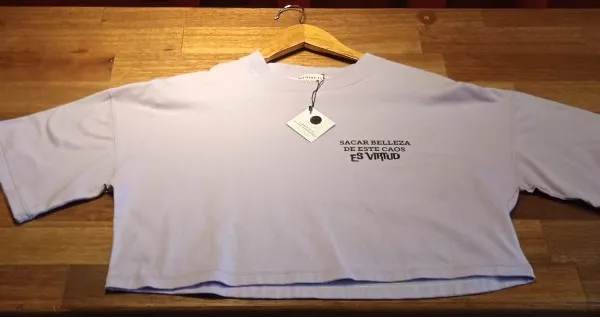 [PROD417] Remera lila con mangas "sacar belleza de este caos es virtud"