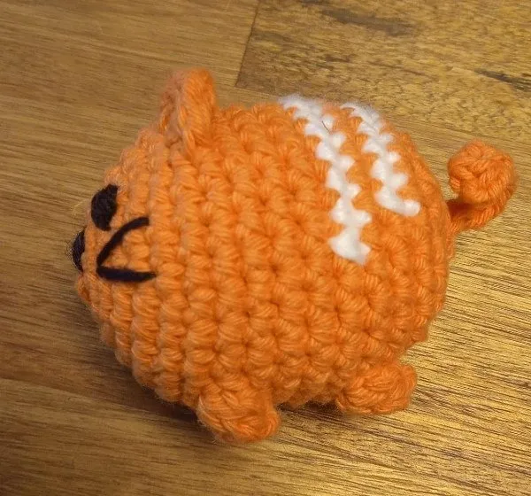 Gatito naranja y blanco