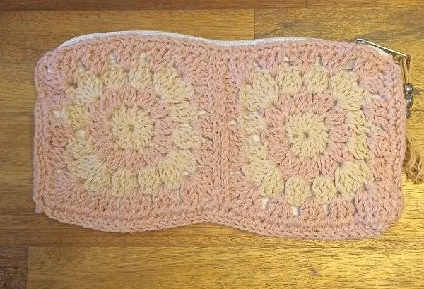 Cartuchera chica con cierre rosa y beige