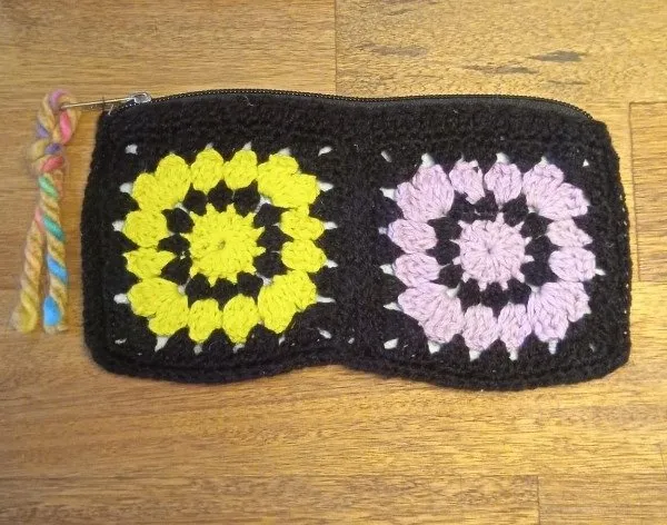Cartuchera chica con cierre negra, amarilla y violeta