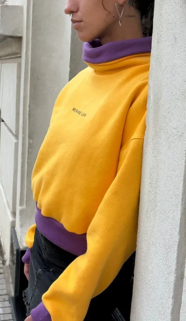 Buzo amarillo y violeta "Menine lua" talle 2