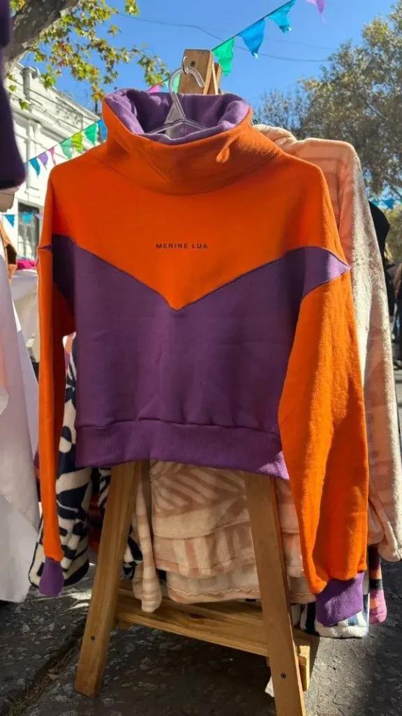 Buzo naranja y violeta "Menine lua" talle 1