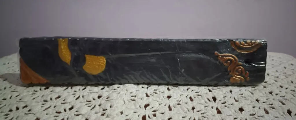 Porta sahumerio negro y dorado