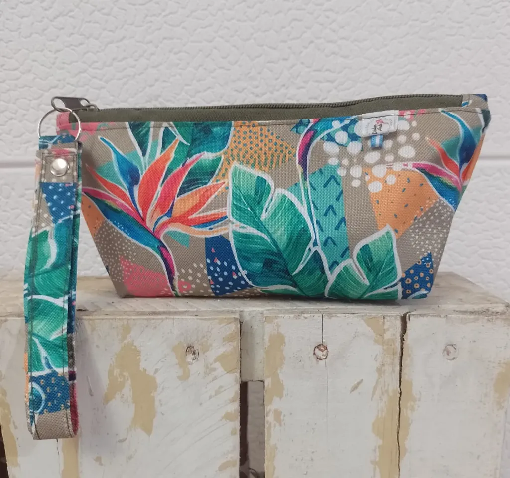 Cartuchera con llavero hojas