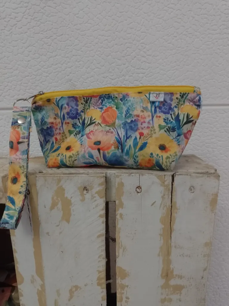Cartuchera con llavero flores