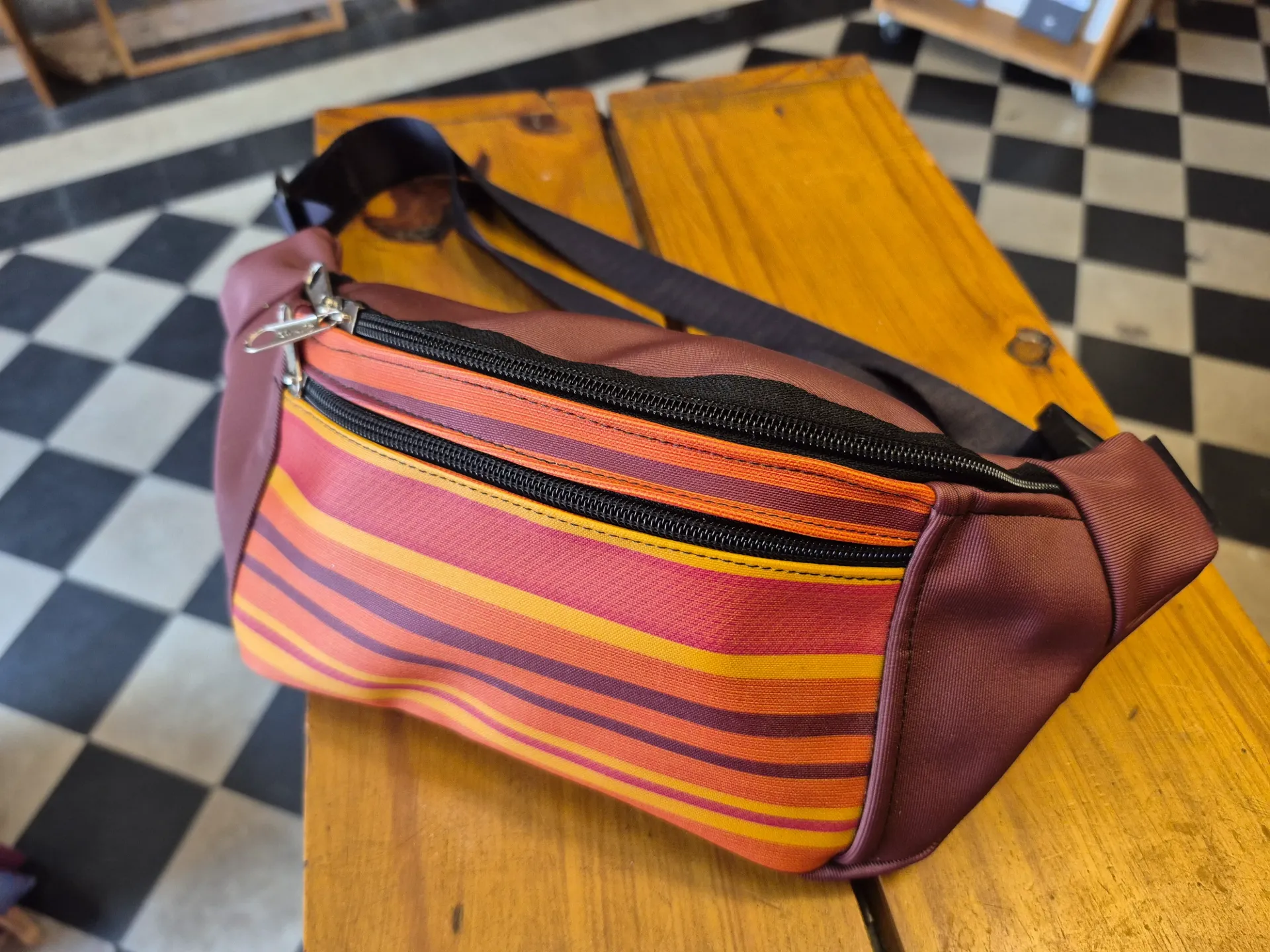 Riñoneras de cuerina con bolsillo rayada