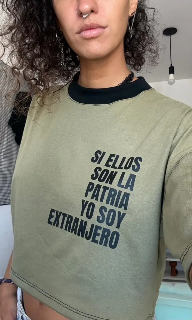 Remera Crop top "Si ellos son la patria yo soy extranjeros"